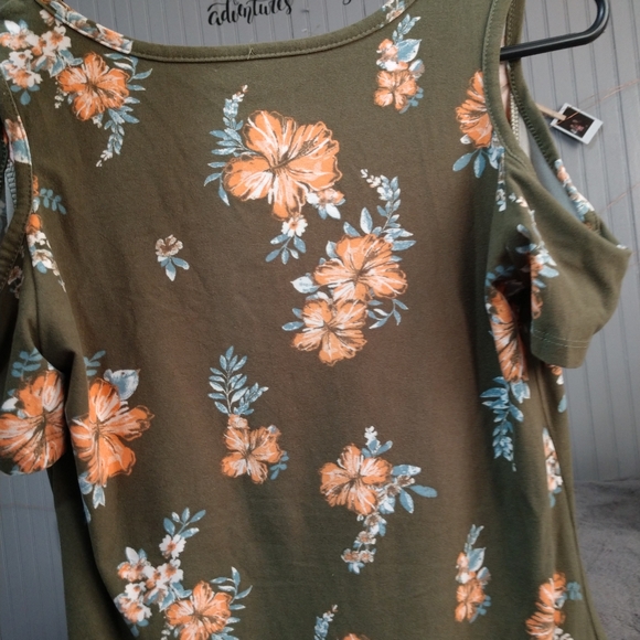 Floral tank top with cut out - Picture 2 of 3